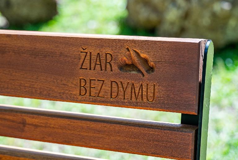 Nové lavičky v parku